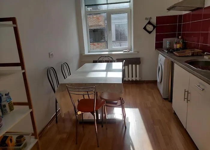 Bright Spacious Apartment With Street Parking