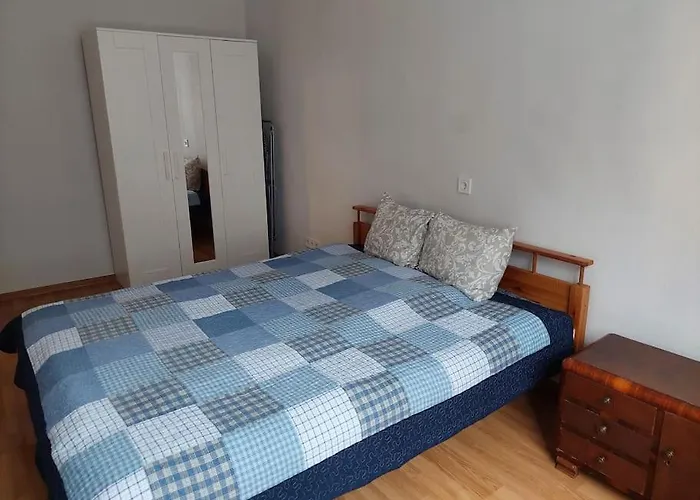 Bright Spacious Apartment With Street Parking