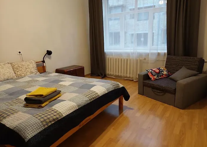 Bright Spacious Apartment With Street Parking