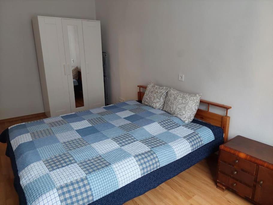 Bright Spacious With Street Parking