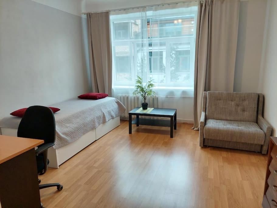 Bright Spacious With Street Parking